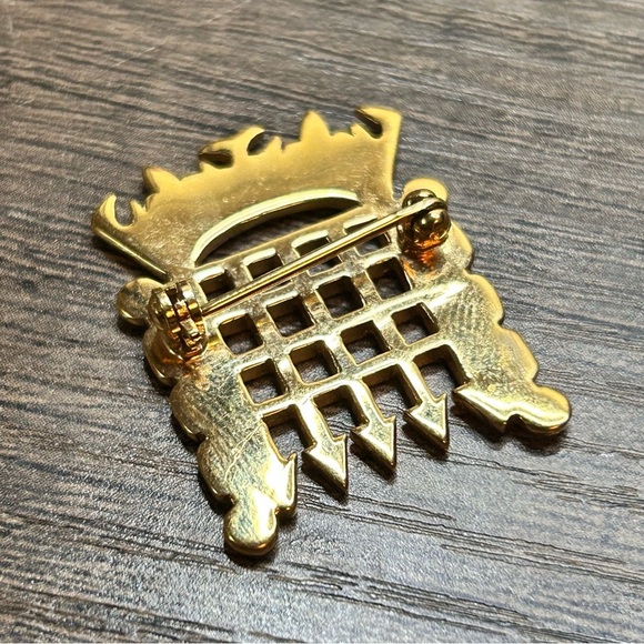 Vintage London Crowngate Portcullis Goldtone Brooch - Picture 3 of 4